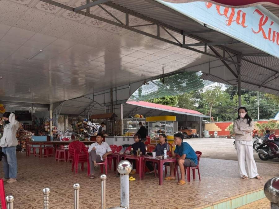 Review hồ bơi Lộc Nga: Giá vé, giờ mở cửa, đánh giá thực tế Hình ảnh căn tin hồ bơi phục vụ đồ ăn, thức uống