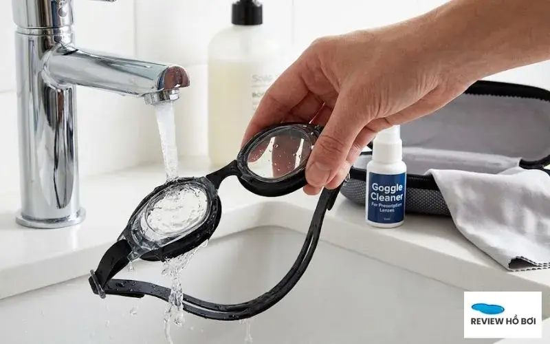 Cách vệ sinh và bảo quản kính bơi cận thị đúng cách giúp bảo vệ lớp chống mờ sương anti-fog 