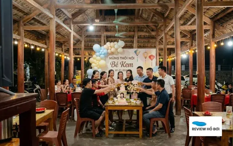 Khu vực chòi lá nghỉ ngơi và dịch vụ ăn uống dân dã cạnh bể bơi Cội Nguồn Quán 