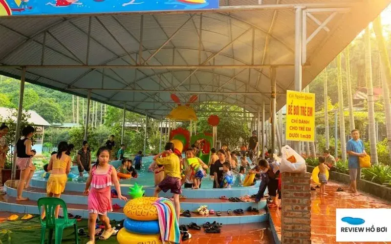 Lớp học bơi sinh tồn kèm riêng dành cho trẻ em dịp hè tại bể bơi Cội Nguồn Quán