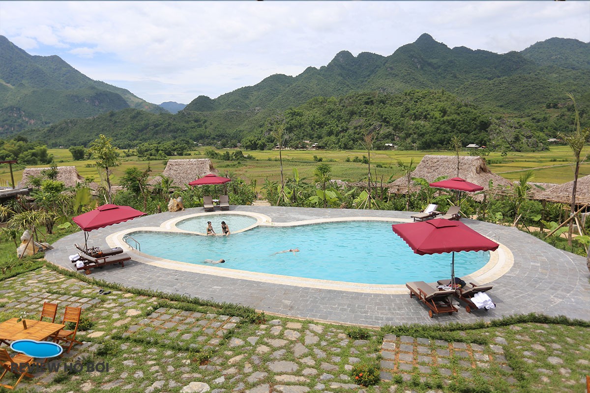 REVIEW BỂ BƠI NGOÀI TRỜI MAI CHÂU ECOLODGE: ĐẮM CHÌM GIỮA THUNG LŨNG LÚA VÀ MÂY TRỜI TÂY BẮC Bức tranh bích họa của thung lũng Mai Châu