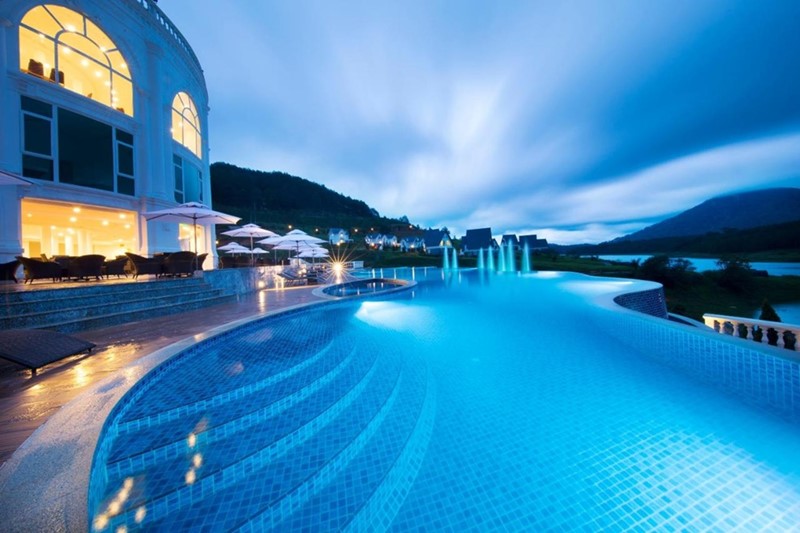 BỂ BƠI VÔ CỰC DALAT WONDER RESORT – THẢ MÌNH GIỮA "CHÂU ÂU THU NHỎ" CỦA ĐÀ LẠT Bể sục Jacuzzi thư giãn