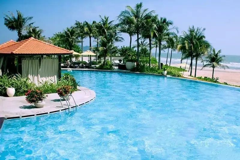 Câu đố kiến thức: Chất nào thường được dùng để khử trùng nước bể bơi? Hồ bơi có mùi Clo càng nồng chứng tỏ hồ càng sạch