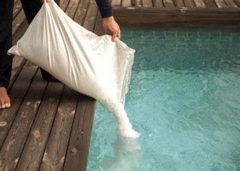 Câu đố kiến thức: Chất nào thường được dùng để khử trùng nước bể bơi? Câu đố kiến thức: Chất nào thường được dùng để khử trùng nước bể bơi?