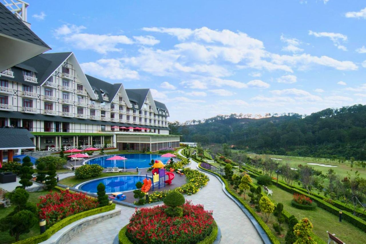 Hồ Bơi Swiss-Belresort Tuyền Lâm Đà Lạt: View Rừng Thông Châu Âu Thiết kế hồ bơi đôi (Trong nhà & Ngoài trời)