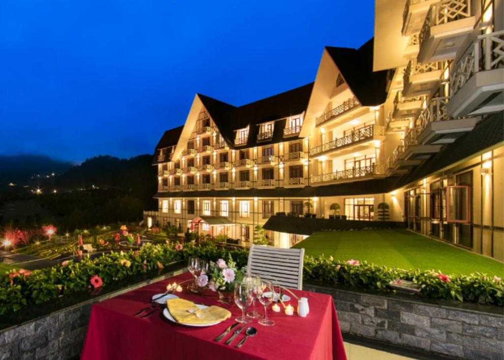 Hồ Bơi Swiss-Belresort Tuyền Lâm Đà Lạt: View Rừng Thông Châu Âu Tọa độ "sống ảo" không góc chết