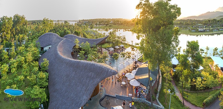 REVIEW BỂ BƠI VÔ CỰC FLAMINGO ĐẠI LẢI: TUYỆT TÁC "ỐC ĐẢO XANH" GIỮA RỪNG THÔNG VÀ HỒ NƯỚC Thiên đường "Sống ảo" với những góc check-in triệu like
