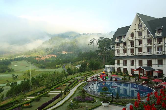 Hồ Bơi Swiss-Belresort Tuyền Lâm Đà Lạt: View Rừng Thông Châu Âu Vị trí ẩn mình giữa thung lũng mộng mơ