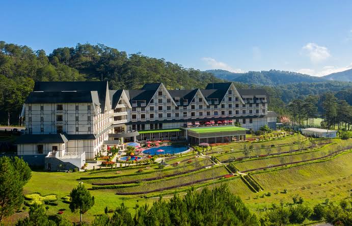 Hồ Bơi Swiss-Belresort Tuyền Lâm Đà Lạt: View Rừng Thông Châu Âu View đồi thông bao quanh