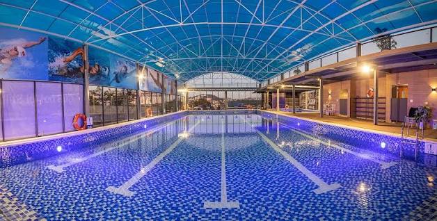 Hồ Bơi Nước Ấm Stillus Pool Đà Lạt: Giá Vé & View Đồi Cực Chill View đồi thông nội đô lung linh