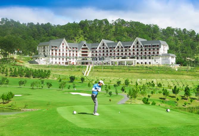 Hồ Bơi Swiss-Belresort Tuyền Lâm Đà Lạt: View Rừng Thông Châu Âu View san golf 18 lo chuan quoc te