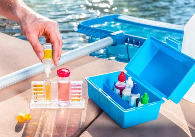 CẨM NANG TOÀN DIỆN: QUY TRÌNH VỆ SINH HỒ BƠI TIÊU CHUẨN VÀ XỬ LÝ HÓA CHẤT TỪ A - Z Kiểm tra và xử lý hóa chất nước hồ bơi