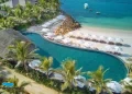 hồ bơi sát biển đêm ở Nha Trang
