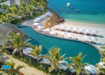 hồ bơi sát biển đêm ở Nha Trang