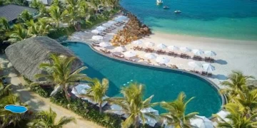 hồ bơi sát biển đêm ở Nha Trang