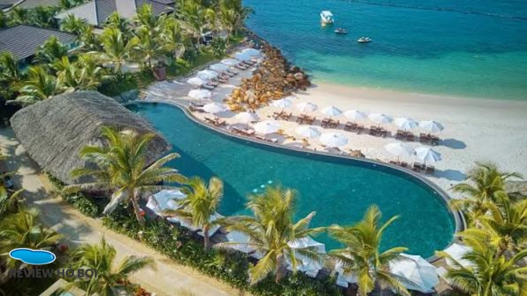 REVIEW 3 HỒ BƠI SÁT BIỂN ĐÊM Ở NHA TRANG ĐẸP VÀ SANG CHẢNH NHẤT Hồ bơi nước mặn Amiana Resort Nha Trang