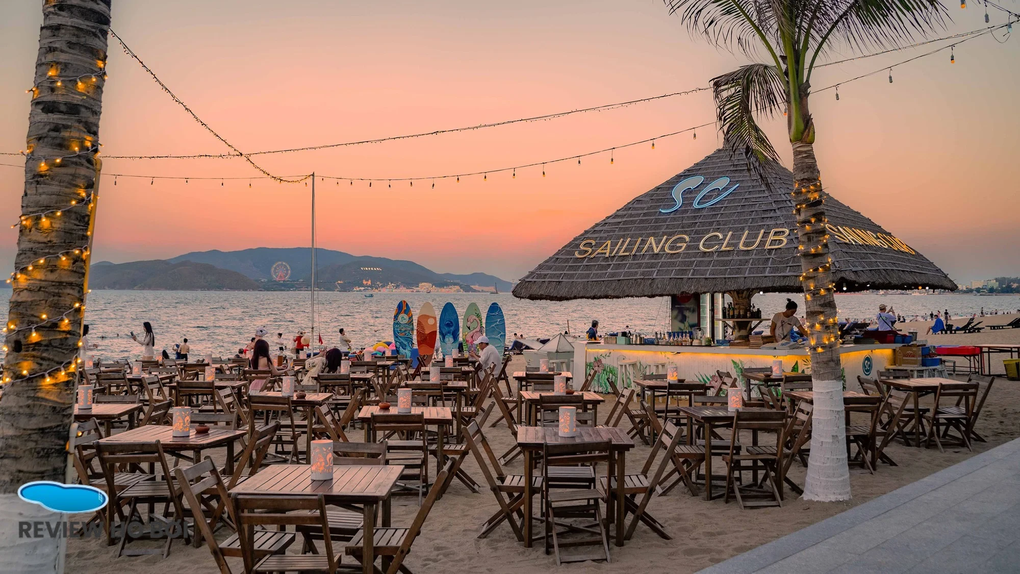 REVIEW 3 HỒ BƠI SÁT BIỂN ĐÊM Ở NHA TRANG ĐẸP VÀ SANG CHẢNH NHẤT Bể bơi vô cực tại Sailing Club Nha Trang